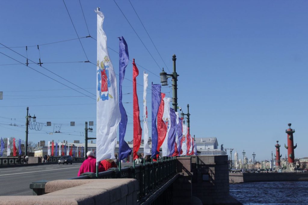 Петербург украсили ко Дню Победы