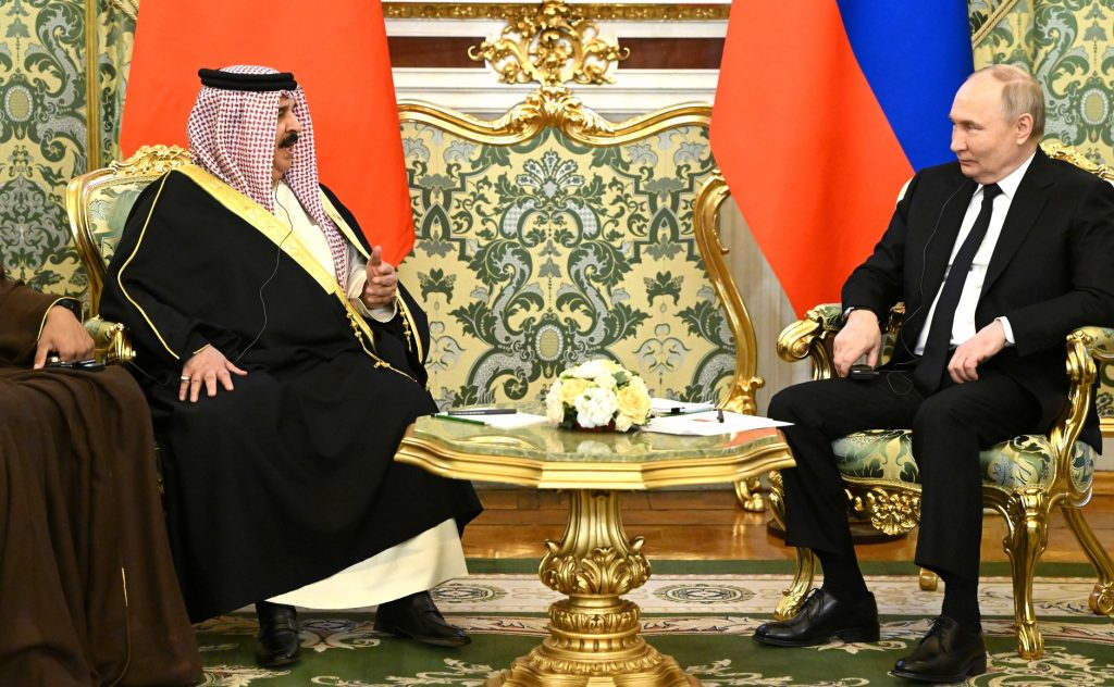 Путин подарил королю Бахрейна длинную версию Aurus