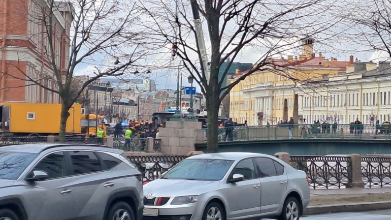 Упавший в Мойку с Поцелуева моста автобус подняли из воды