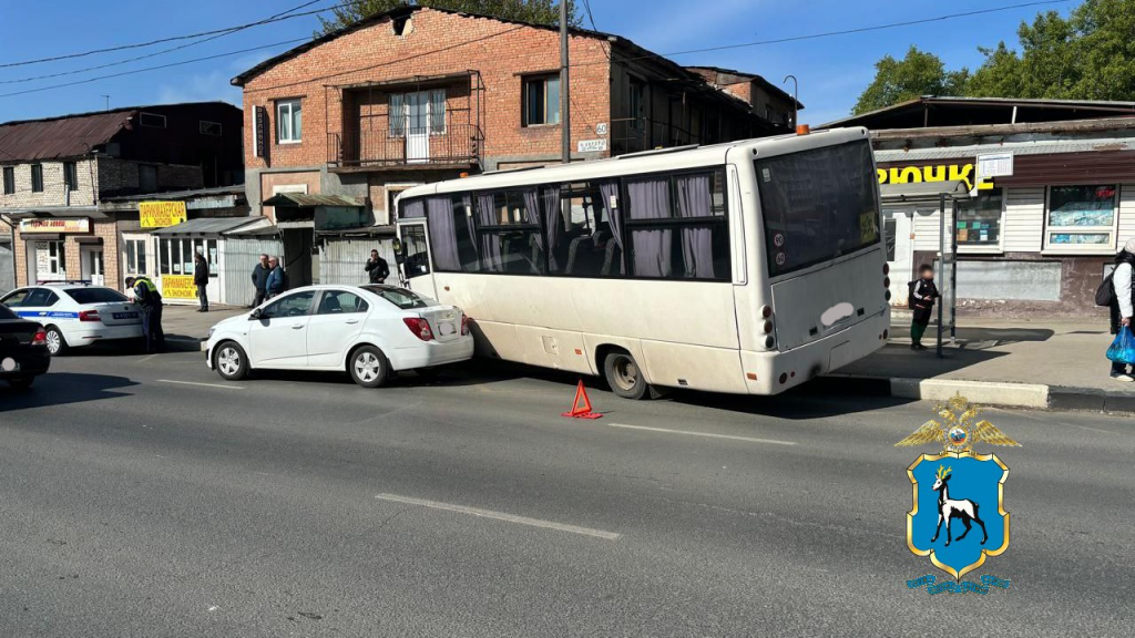 В Самаре автобус въехал в остановку