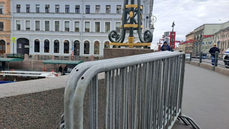 На Дворцовой к 9 мая появились сцена, трибуны и блокадные комнаты