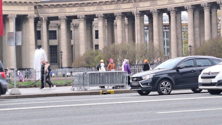 На Дворцовой к 9 мая появились сцена, трибуны и блокадные комнаты
