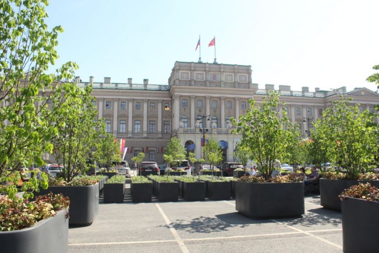 Сад на Синем мосту подешевел в шесть раз после «замены» деревьев