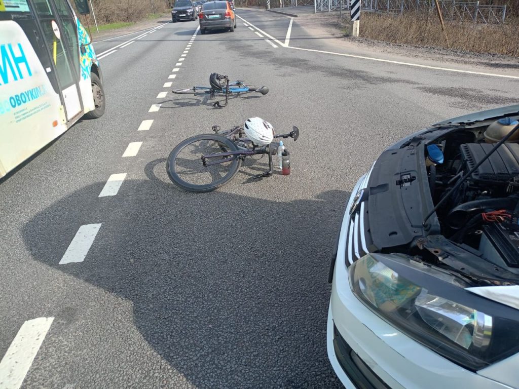 На Приморском шоссе сбили двух велосипедистов