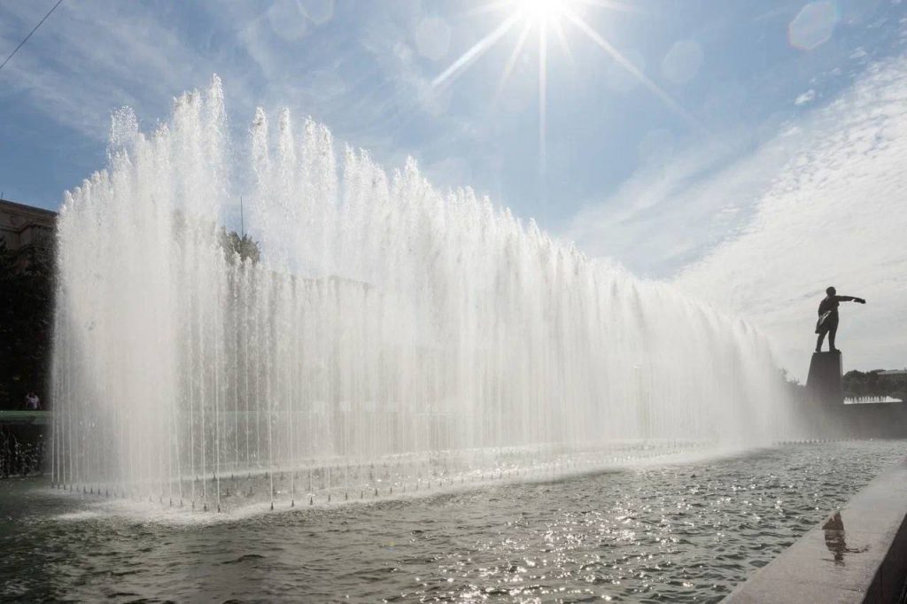 В Петербурге на Первомай запустили еще шесть фонтанов 