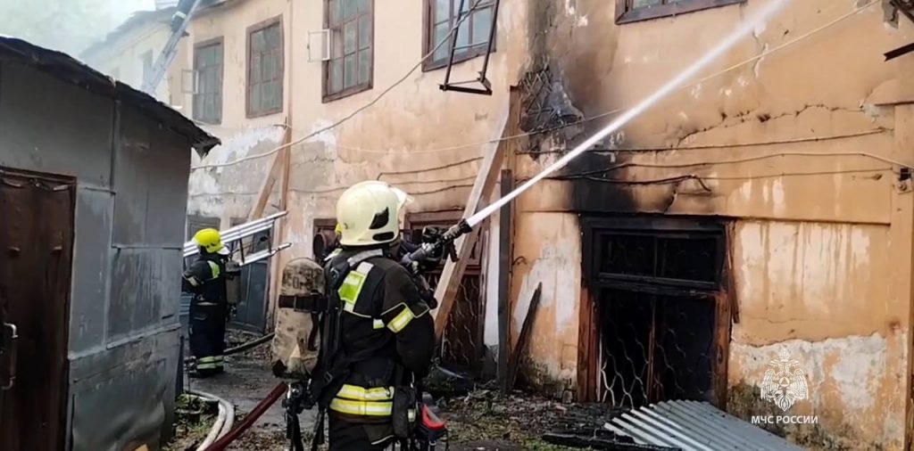 В МЧС показали, как тушат административное здание в Москве