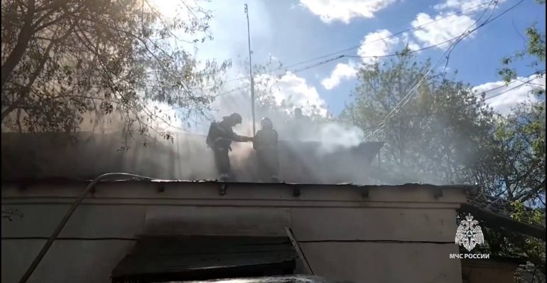 В МЧС показали, как тушат административное здание в Москве