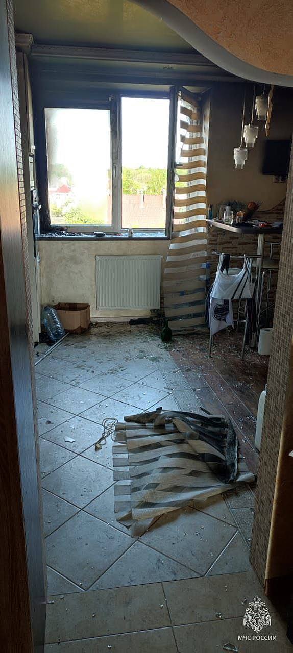 Солнечные лучи превратили вазу в линзу и подожгли подоконник в Калининграде