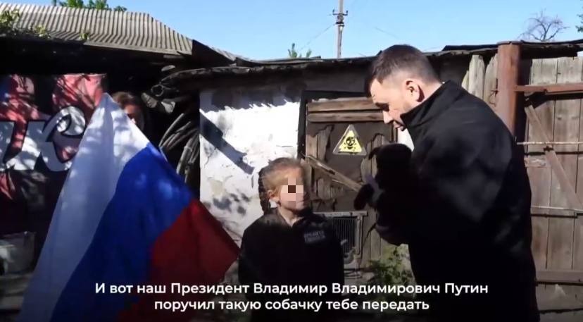 По поручению Путина девочке из Макеевки подарили щенка