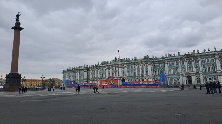 На Дворцовой к 9 мая появились сцена, трибуны и блокадные комнаты