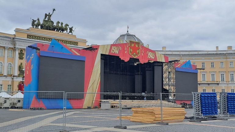 На Дворцовой к 9 мая появились сцена, трибуны и блокадные комнаты