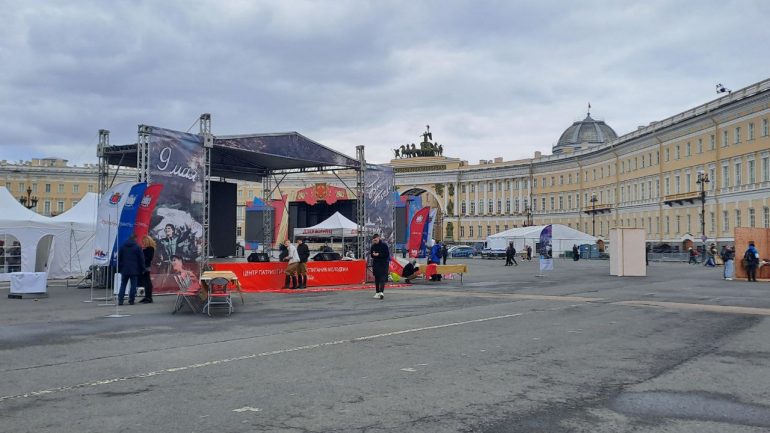 На Дворцовой к 9 мая появились сцена, трибуны и блокадные комнаты