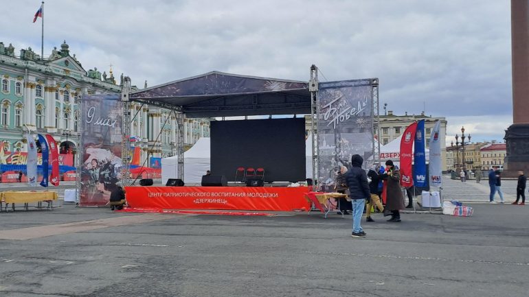 На Дворцовой к 9 мая появились сцена, трибуны и блокадные комнаты