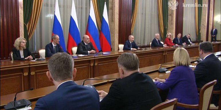 Путин за день до инаугурации приехал в Дом правительства