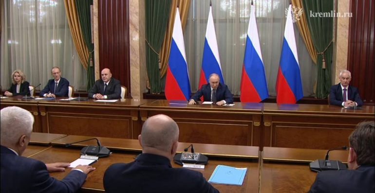 Путин за день до инаугурации приехал в Дом правительства