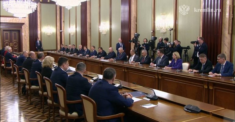 Путин за день до инаугурации приехал в Дом правительства