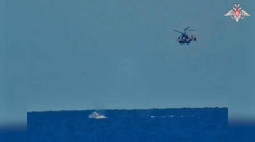Минобороны показало, как в Черном море с вертолета уничтожают катер-беспилотник ВСУ