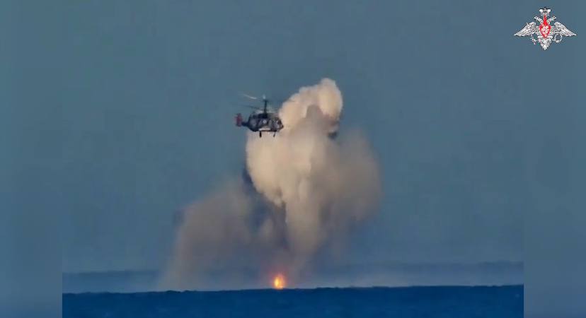 Минобороны показало, как в Черном море с вертолета уничтожают катер-беспилотник ВСУ