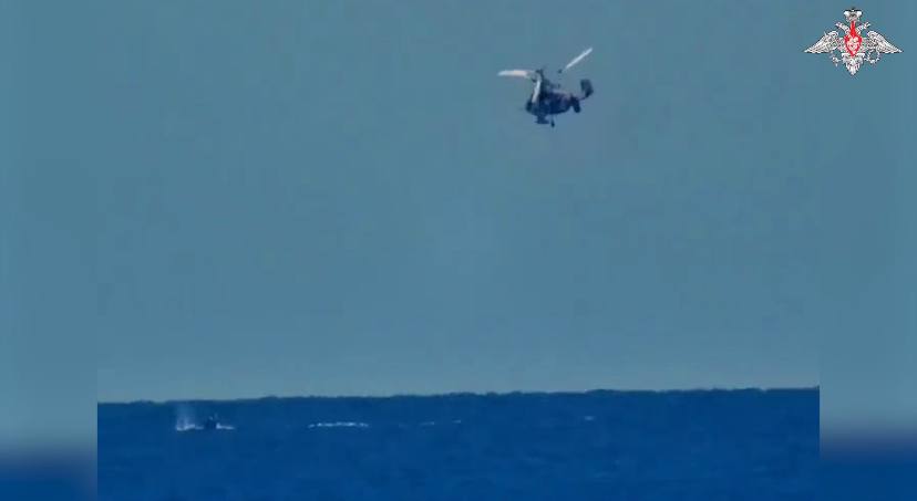 Минобороны показало, как в Черном море с вертолета уничтожают катер-беспилотник ВСУ