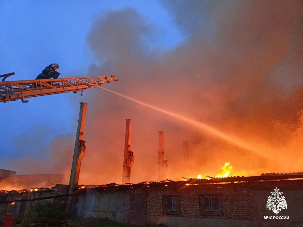 В Смоленске оранжевое зарево озаряет округу от пожара с цехе с кирпичом