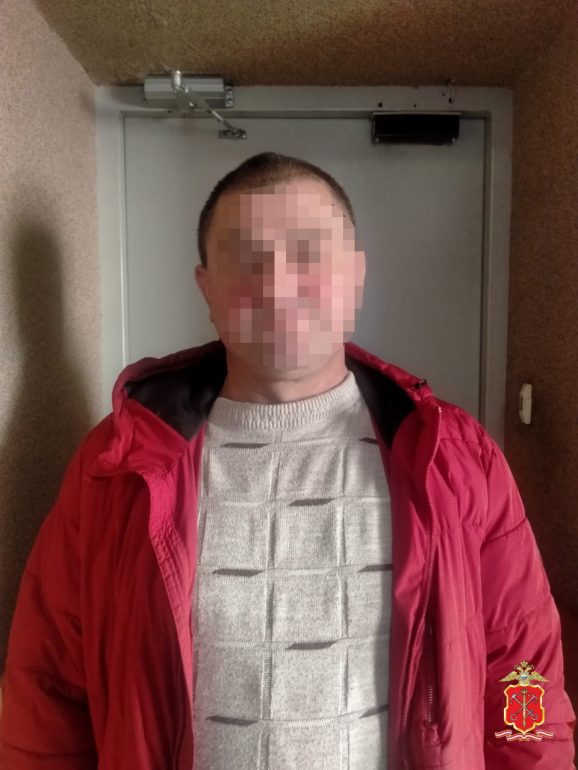 Отец и сын избили водителя большегруза у ж/д станции Лигово