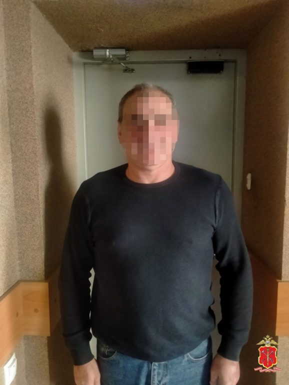 Отец и сын избили водителя большегруза у ж/д станции Лигово