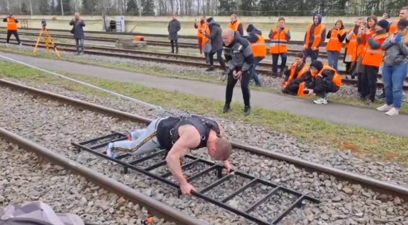 Атлет Денис Вовк в Металлострое сдвинул «Сапсан» на полтора метра