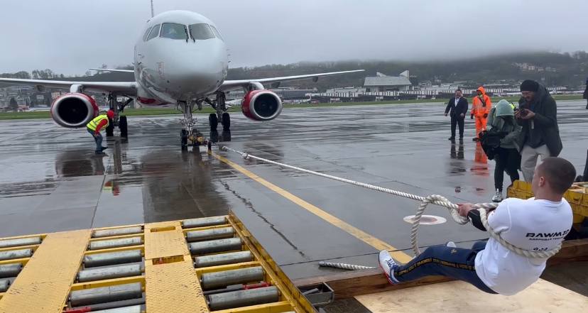 Атлет Денис Вовк в Металлострое сдвинул «Сапсан» на полтора метра
