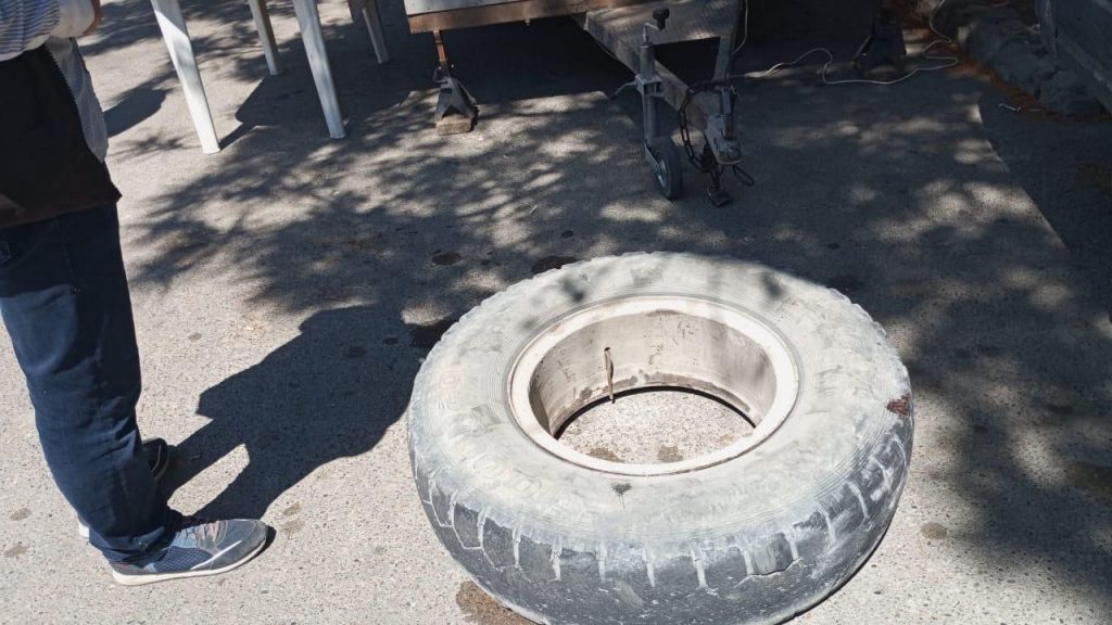 На Кубани отскочившее на скорости колесо грузовика врезалось в людей