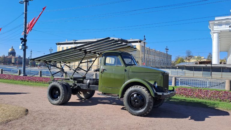С В.О. по Дворцовому в центр не прорваться, на Стрелке выставка ретротехники
