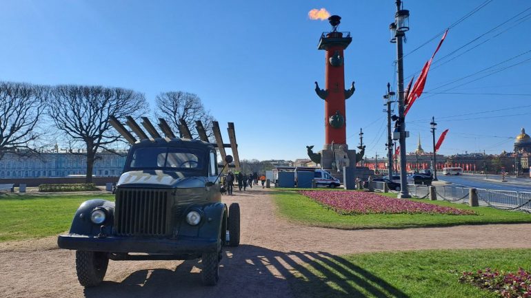 С В.О. по Дворцовому в центр не прорваться, на Стрелке выставка ретротехники