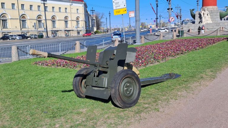 С В.О. по Дворцовому в центр не прорваться, на Стрелке выставка ретротехники