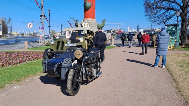 С В.О. по Дворцовому в центр не прорваться, на Стрелке выставка ретротехники