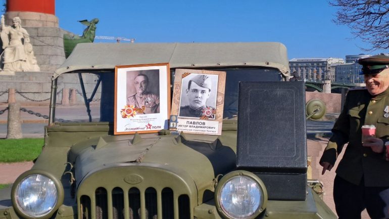 С В.О. по Дворцовому в центр не прорваться, на Стрелке выставка ретротехники
