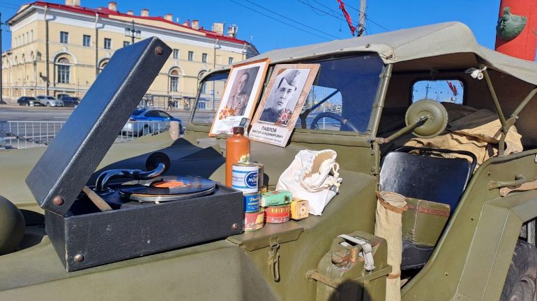 С В.О. по Дворцовому в центр не прорваться, на Стрелке выставка ретротехники