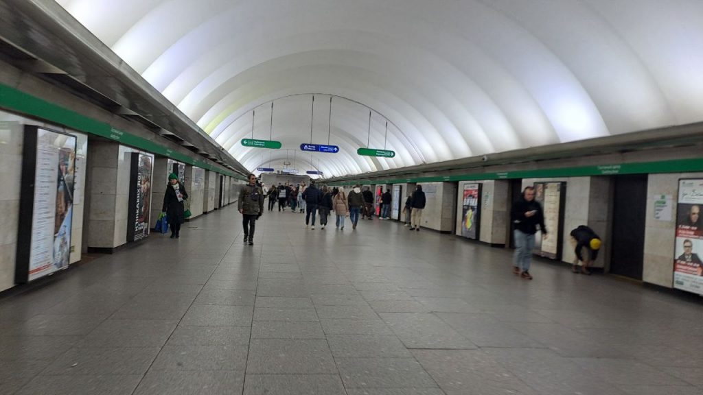 В метро «Гостиный двор» непривычно пустынно, пассажиров почти нет