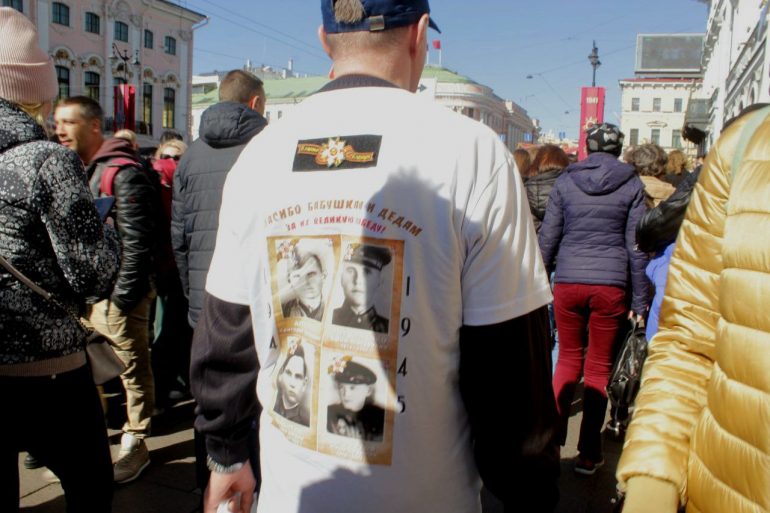 На Невском стихийно идет «Бессмертный полк»