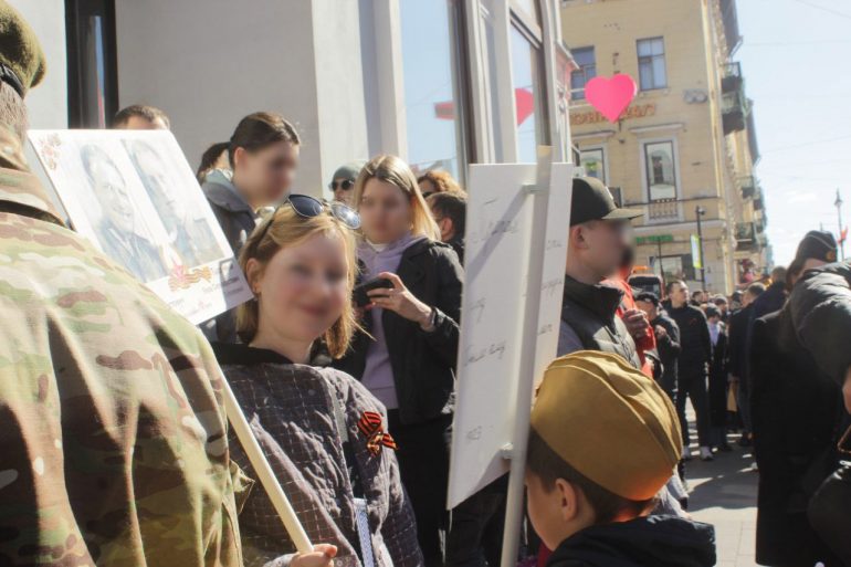На Невском стихийно идет «Бессмертный полк»