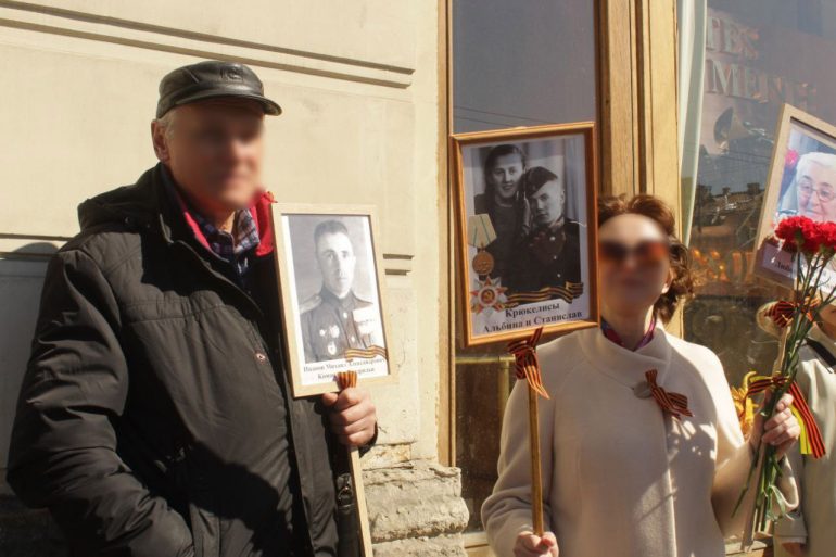 На Невском стихийно идет «Бессмертный полк»