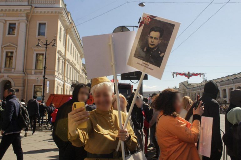 На Невском стихийно идет «Бессмертный полк»