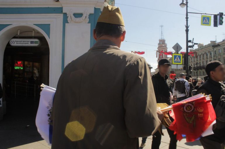 На Невском стихийно идет «Бессмертный полк»