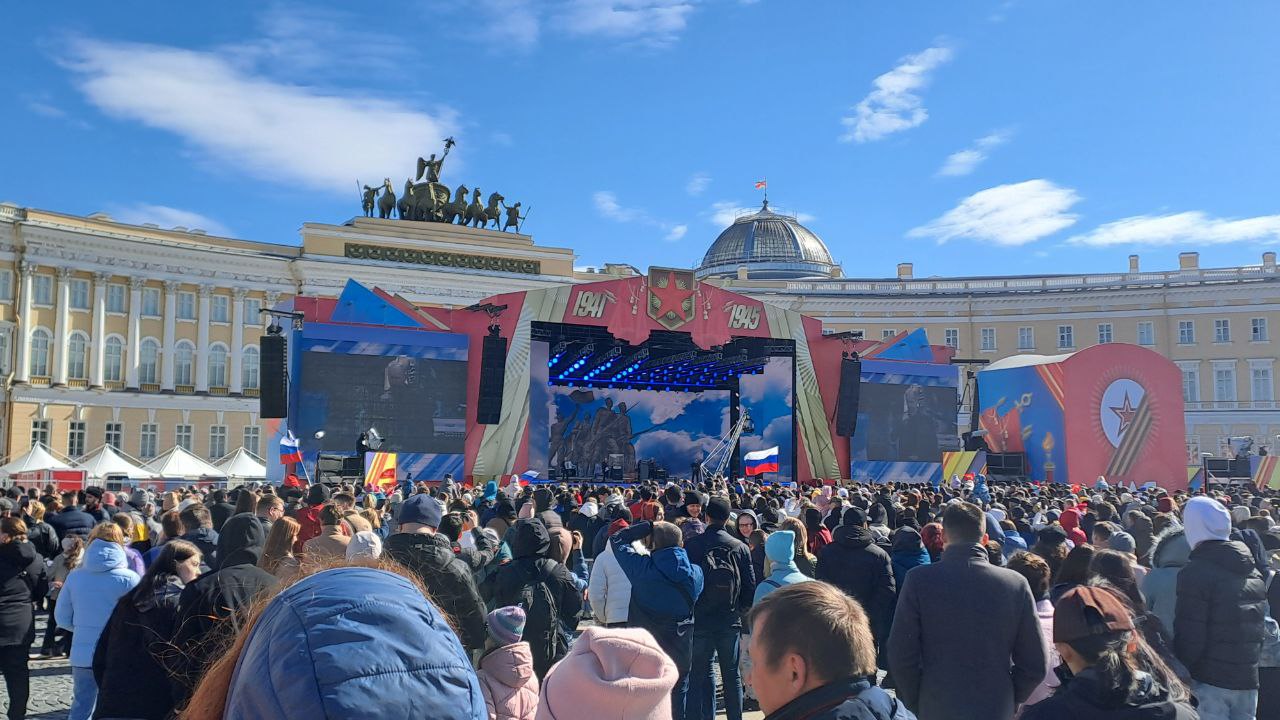 Дворцовую открыли для петербуржцев, там ретротехника и концерт -  Мойка78.ру﻿ Новости СПб