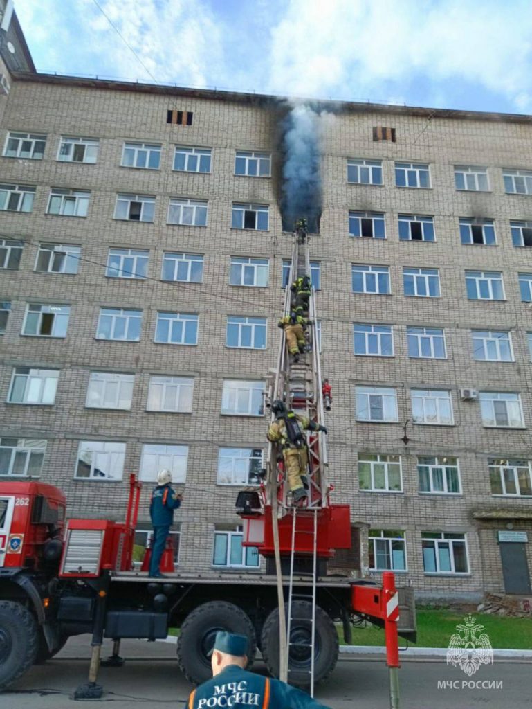 На Алтае из пожара в больнице МЧС спасло 41 человека 