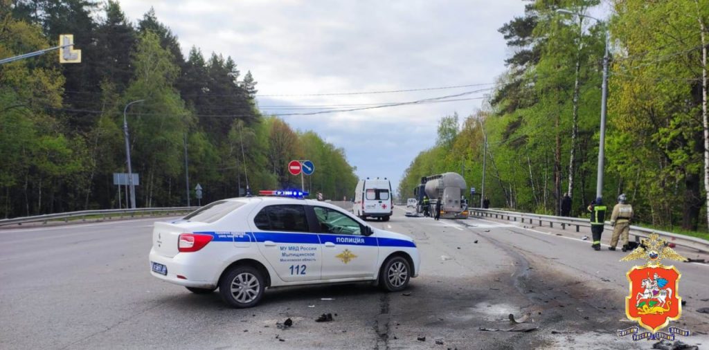Мотоциклист и его пассажир погибли в ДТП с грузовиком в Подмосковье