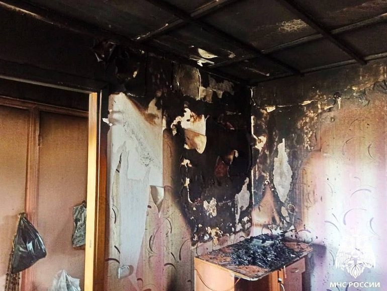 Квартира загорелась из-за настольной лампы под Смоленском