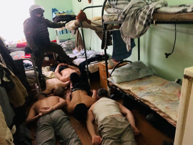 СК рассказал, как зарабатывал задержанный участковый из Адмиралтейского района на мигрантах