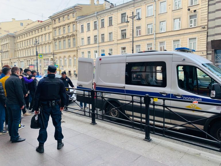 СК рассказал, как зарабатывал задержанный участковый из Адмиралтейского района на мигрантах