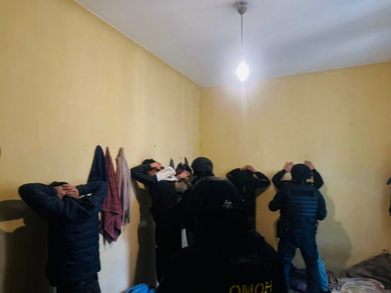 СК рассказал, как зарабатывал задержанный участковый из Адмиралтейского района на мигрантах