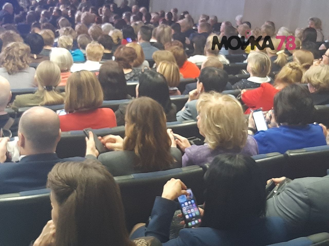 Светский день в БКЗ «Октябрьский» задает цветовые тренды в одежде