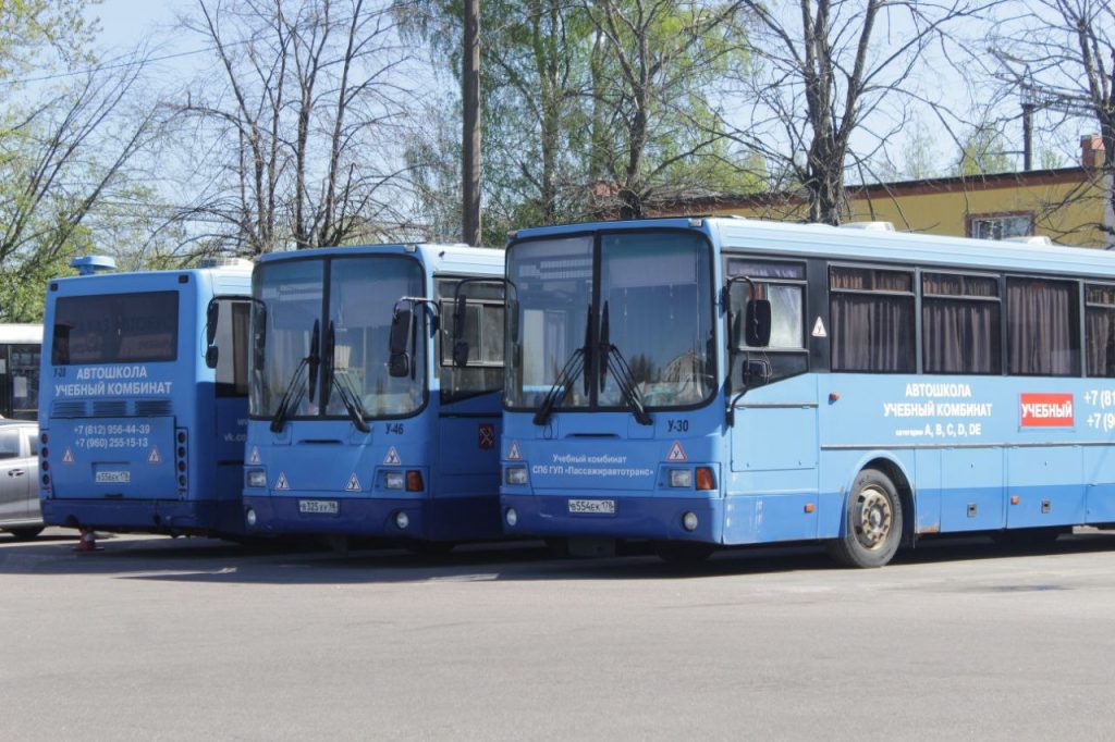 В автопарке №6 в рамках фестиваля SPbTransportFest водители показывали мастерство